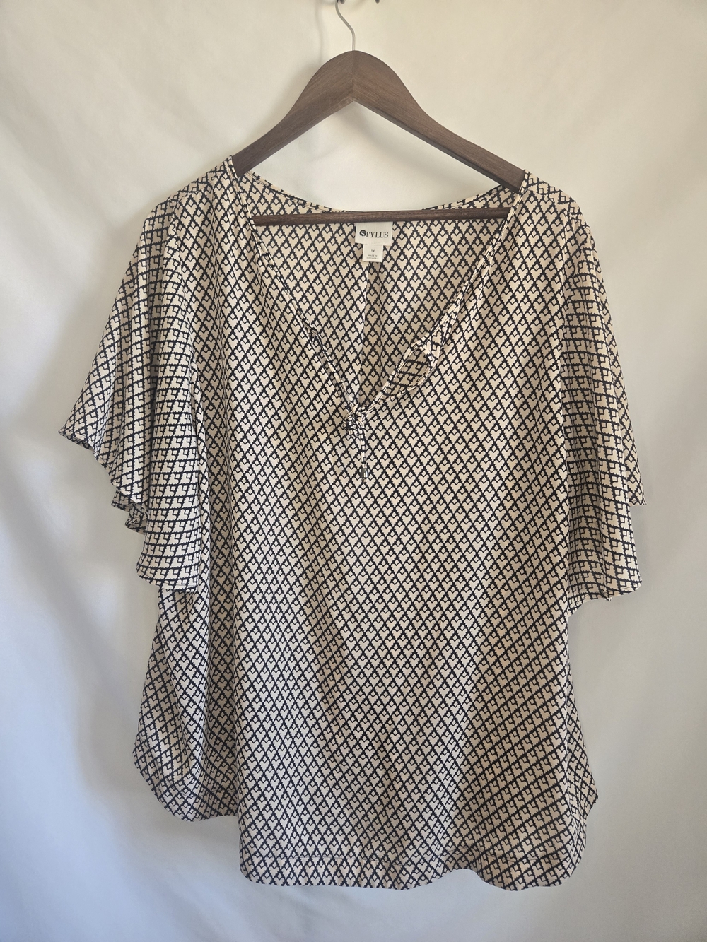 STYLUS Black & Cream Geometric Flutter Sleeve V-Neck Blouse